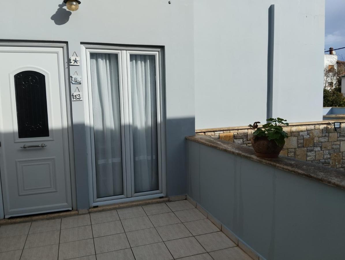 Πέτρινο Στη Θάλασσα Apartamento Nafpaktos Exterior foto