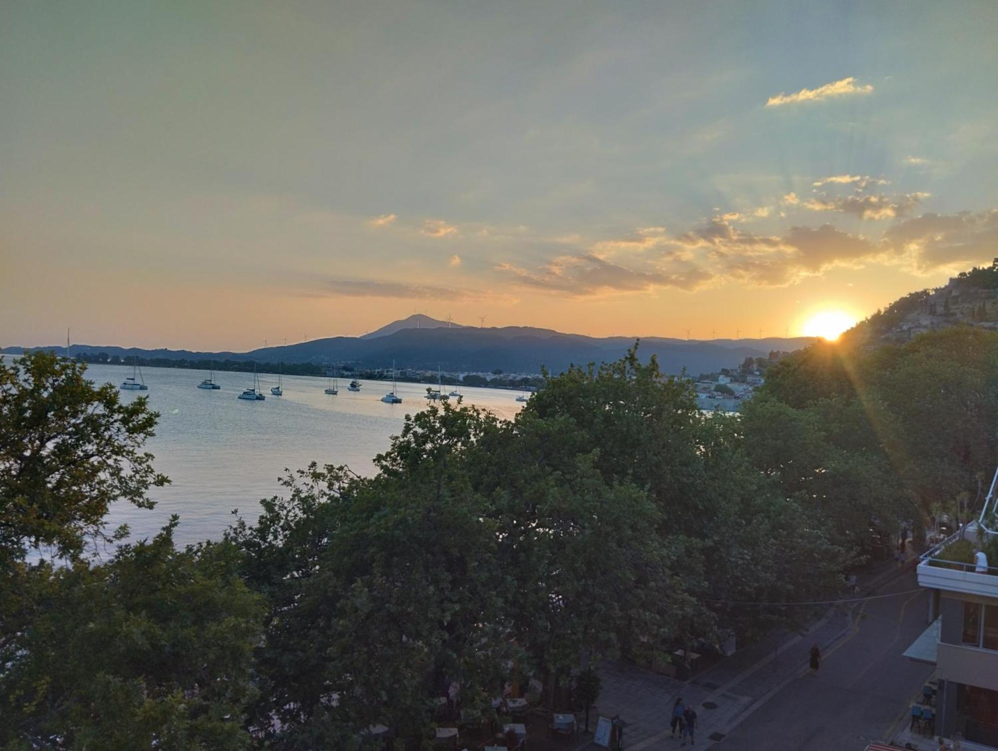 Πέτρινο Στη Θάλασσα Apartamento Nafpaktos Exterior foto