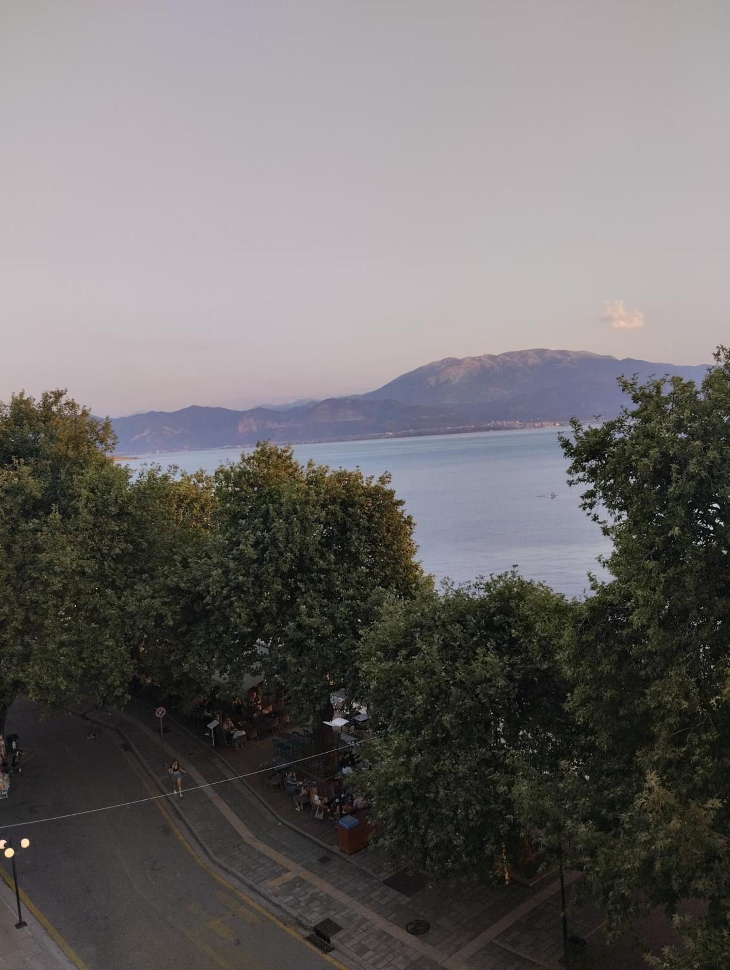 Πέτρινο Στη Θάλασσα Apartamento Nafpaktos Exterior foto