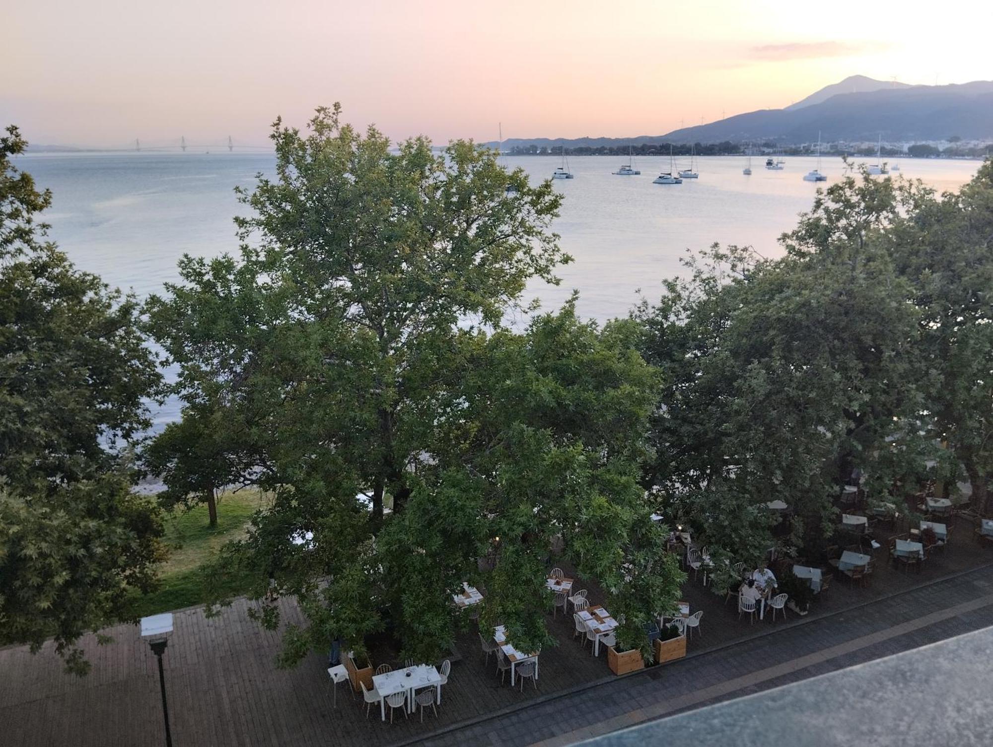 Πέτρινο Στη Θάλασσα Apartamento Nafpaktos Exterior foto